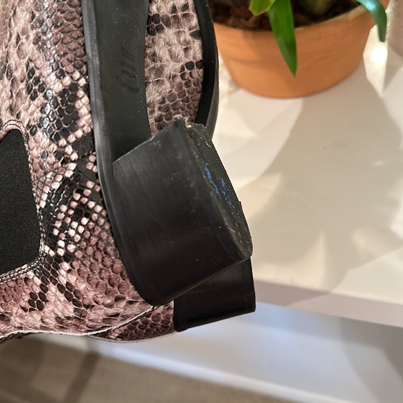 Blondo Emelia Snakeskin Print Waterproof Pointed Toe Booties Boots Shoes Snake - Picture 10 of 11